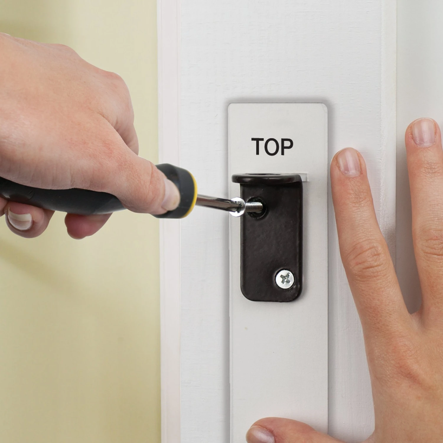 Summer Deluxe Stairway Simple To Secure Wood Dog Gate - Image 5